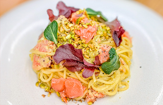 春が旬のサーモンとピスタチオのスパゲッティーニ